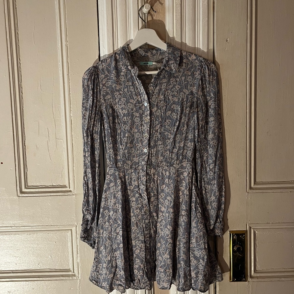 Sz 0 Kimchi Blue shirtdress. Super sweet with a light floral design